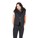 Campera larga tipo puffer color negro, con diseño acolchado, cierre frontal completo, cuello alto y capucha desmontable.
