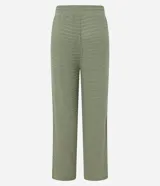 Pantalón recto color verde oliva, confeccionado en malla texturizada con cintura elástica y bolsillos laterales.
