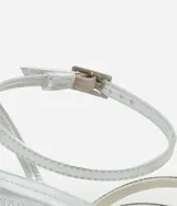 Sandalias plateadas de tacón fino, con punta cuadrada y tiras finas con apliques brillantes. Incluye tira con hebilla alrededor del tobillo.
