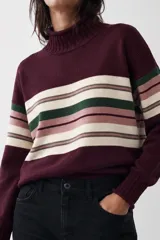 Sweater tejido de cuello alto en color borra de vino, con diseño de franjas horizontales en tonos beige, verde oscuro y rosado, de manga larga con puños acanalados.