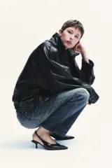 Zapato destalonado con tacón fino, acabado en punta y textura con efecto relieve. Cuenta con tira trasera elástica para mayor ajuste.