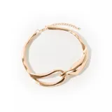 Gargantilla rígida dorada con eslabones gruesos y cadena de alargue.