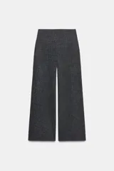 Pantalón de tiro alto con cintura ancha y corte de pierna recta, confeccionado en tejido de sarga con textura jaspeada.