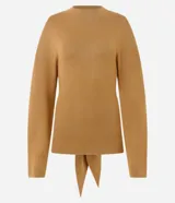 Suéter de punto fino color tostado, de cuello alto y manga larga, con un lazo ajustable en la espalda y diseño recto.