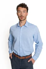 Camisa celeste de lino y algodón, de manga larga y corte clásico.