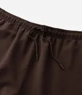 Pantalón deportivo de corte recto en color marrón, con cintura elástica ajustable mediante cordón y bolsillos laterales.