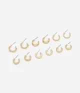 Set de seis pares de aros tipo argolla en color dorado, con diversos diseños que incluyen texturas trenzadas, lisas y con relieve.