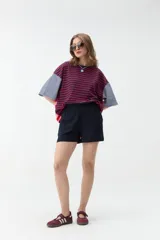 Short azul marino de corte clásico con cintura elástica fruncida y bolsillos laterales.
