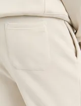 Pantalón jogging de corte recto, confeccionado en tejido circular con cintura elástica y cordón ajustable al tono. Presenta bolsillos laterales tipo parche.