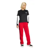 Remera Adidas de manga corta color negro con las tres tiras blancas en los hombros y el logo del trifolio bordado en el pecho. Presenta un corte holgado y diseño casual.