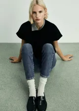 Jeans slim fit de tiro alto y diseño crop, en color azul con efecto lavado. Cuenta con cinco bolsillos, trabillas para cinto y cierre frontal con cremallera y botón.