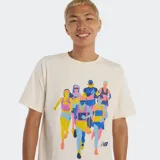 Remera de manga corta color crema con un estampado gráfico de corredores en colores vibrantes (amarillo, azul, rosa, celeste). Incluye el logo de New Balance en la parte inferior del estampado.