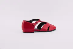 Zapatos bajos color verde oliva de cuero, con tira sobre el empeine y hebilla dorada.