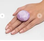 Anillo grande de resina color lila, de forma redondeada.