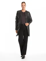 Chaqueta larga de eco cuero marca Baccini, con cuello a la base, cierre frontal y bolsillos laterales con cierre metálico. Posee forro interno a tono.