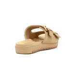 Sandalias bajas color beige con dos tiras anchas sobre el empeine, cada una con una hebilla decorativa.