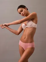 Bombacha hipster color rosa de microfibra ligera, con cintura elástica y bordes cortados a láser.