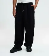 Pantalón baggy de Blue Steel, confeccionado en algodón con felpa. Presenta corte holgado, cintura elástica con cordón ajustable, bolsillos laterales y bajo con regulador elástico.