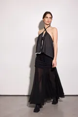 Top negro reversible de gasa y red, con corte fluido en el pecho y espalda descubierta.