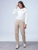 Pantalón jogger color beige de algodón con pretina elastizada.