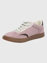 Sneaker de estilo urbano con capellada de gamuza sintética en color lila, detalles en marrón oscuro y suela de goma color caramelo.