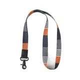Llavero para colgar al cuello con cinta estampada con bloques geométricos en tonos azul, naranja y blanco. Incluye mosquetón metálico negro y aplique de cuero sintético negro.