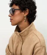 Campera tipo bomber de tacto gamuzado, con cuello alto, cierre frontal con botones a presión, bolsillos laterales y puños ajustables con botón.