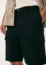 Bermuda cargo negra, de corte recto y largo hasta la rodilla, con bolsillos laterales tipo parche.