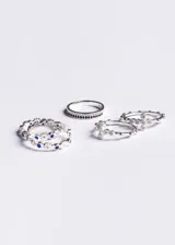 Anillo de plata 925 con diseño de banda fina decorada con una hilera central de zirconias negras y bordes con zirconias blancas.