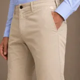 Pantalón de corte recto y estilo clásico, color azul marino, con bolsillos laterales y cierre frontal con botón y cremallera.