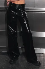 Pantalón de tiro medio-alto confeccionado en charol negro, con diseño de cinco bolsillos, cierre frontal con botón metálico y corte recto.