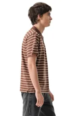 Remera tipo polo de manga corta con diseño de rayas horizontales en tonos marrones y blancos. Cuenta con cuello clásico y cierre frontal de dos botones.