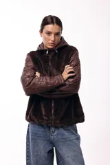 Campera con capucha, cuerpo de pelo sintético y mangas matelaseadas con cierre frontal.