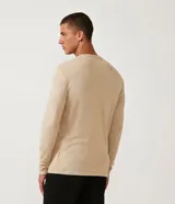 Suéter Request de corte slim, color beige, con cuello redondo y manga larga. Confeccionado en tejido de punto fino de viscosa y poliamida.