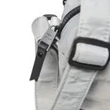 Bandolera gris de nylon con textura arrugada, de formato rectangular y cierre superior. Cuenta con correa ajustable y desmontable, bolsillos con cierre y un aplique frontal con el logo de la marca en relieve.