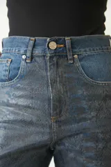 Pantalón jean de corte ancho con estampado de piel de serpiente.