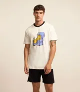 Conjunto de pijama para hombre, compuesto por remera de algodón color crudo con cuello redondo, mangas cortas y estampado de Garfield en un sillón, y short negro de algodón con cintura elástica.