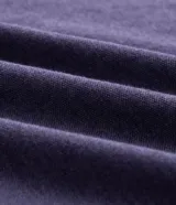 Remera polo masculina de tejido piqué marrón con textura, cuello y ribetes de mangas en tono contrastante, cierre frontal de dos botones y un bolsillo aplicado en el pecho.