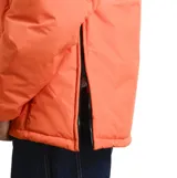 Campera tipo anorak O'Neill modelo Adelmo, color naranja. Presenta diseño de medio cierre frontal, capucha ajustable con cordones, bolsillo frontal tipo canguro con solapa y cierre de velcro, y puños ajustables con velcro.