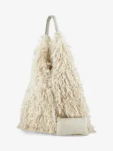 Cartera de diseño amplio y estructura flexible, confeccionada en textura de pelo sintético que aporta volumen. Cuenta con asas cortas integradas para llevar al hombro o en la mano.