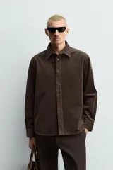Camisa de corte relajado confeccionada en pana de algodón, con cuello solapa, manga larga con puños abotonados y cierre frontal de botones.