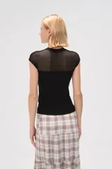 Remera de punto al cuerpo con diseño calado en la parte superior y cuello redondo, de manga corta.