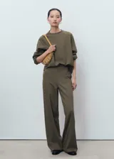 Buzo de cuello redondo y manga larga con diseño recto y holgado, confeccionado en tejido de punto suave.