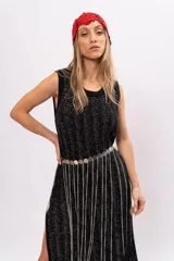 Vestido largo negro con textura brillante, corte recto, cuello redondo y sin mangas.