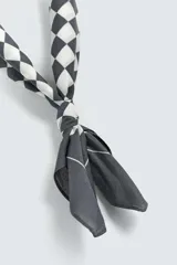 Pañuelo cuadrado de algodón color crema con estampado de cuadros pequeños en tono marrón oscuro.