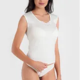 Camiseta interior blanca sin mangas con detalle de encaje en el escote.