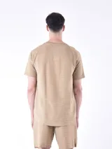 Remera gris con textura de líneas horizontales y corte regular.