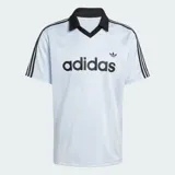 Camiseta deportiva Adidas de manga corta, color celeste con sutiles rayas verticales, cuello polo negro en V y las clásicas tres tiras negras en los hombros. Cuenta con el logotipo de la marca y la inscripción "adidas" en el pecho en color negro.