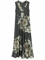 Vestido largo sin mangas, color verde oscuro con estampado floral en tonos blancos y tostados, escote en V y corte amplio.