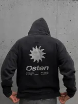 Canguro con capucha de color negro con efecto lavado, manga larga y bolsillo frontal tipo canguro. Presenta un pequeño estampado gráfico en el pecho con el logo de la marca.